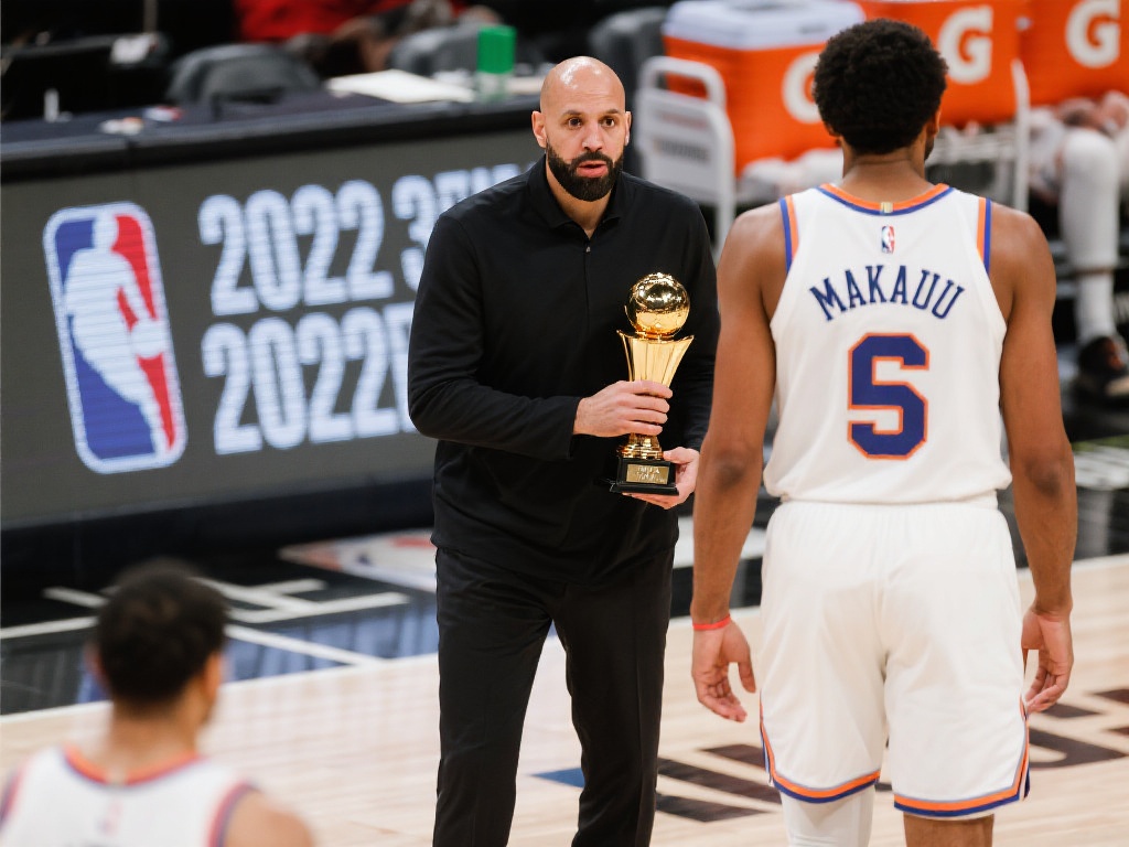 马祖拉调侃月最佳主教练奖:史上最荒谬的荣誉 以2022-23赛季为例,某位执教弱旅的